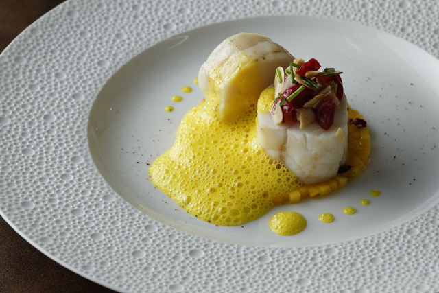 CROWN的10月之單品料理「特選菲力鮟鱇魚 馬達加斯加產野生黑胡椒風味 柳橙奶油醬」(7,800日圓)