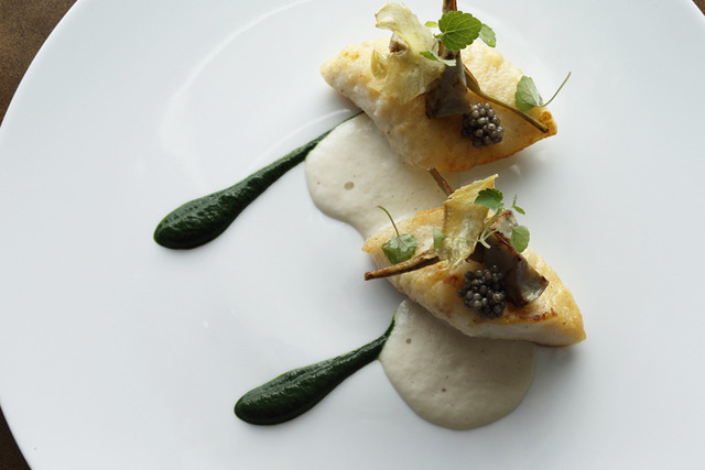 CROWN的9月之單品料理「法式煎魴魚 菜薊與酸模的菜泥 碘香氣西班牙慕斯 比利時產新鮮魚子醬・佐奧賽特拉鱘魚」(7,500日圓)