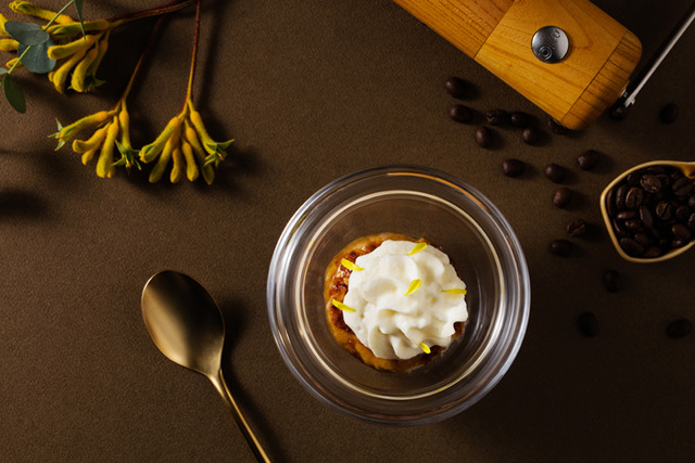 ムニュ・デセール カフェペアリング I.「秋の風(洋ナシとほうじ茶のクレマカタラーナ : コロンビア・ロベルト・クチエ、ブラジル・イルマス・ダブル)」