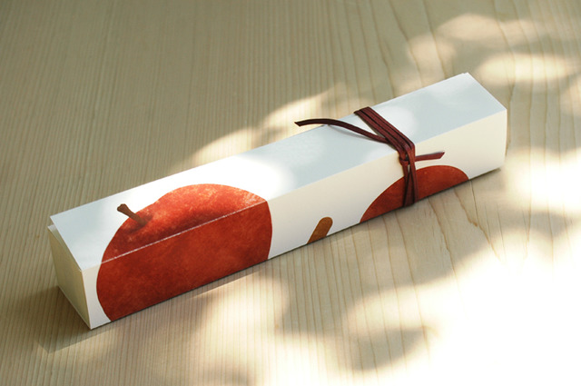 外盒也畫上了蘋果，限定包裝，隨手買來當伴手禮或是用來做為禮物送給重要的人，都是再適合不過了