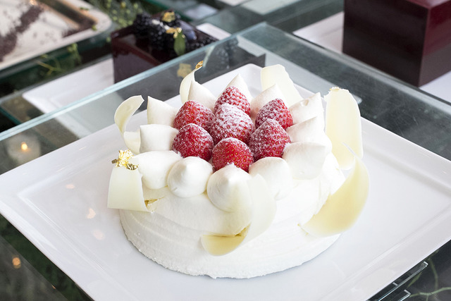 耶誕老人侵入“糖果屋”,還有巨大雪人。Palace Hotel的耶誕蛋糕今年也驚喜滿點!