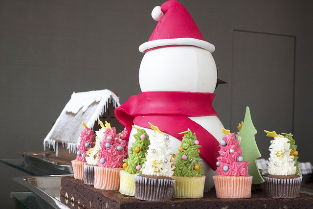 耶誕老人侵入“糖果屋”,還有巨大雪人。Palace Hotel的耶誕蛋糕今年也驚喜滿點!