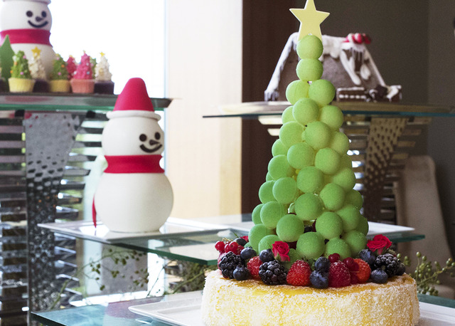 耶誕老人侵入“糖果屋”,還有巨大雪人。Palace Hotel的耶誕蛋糕今年也驚喜滿點!