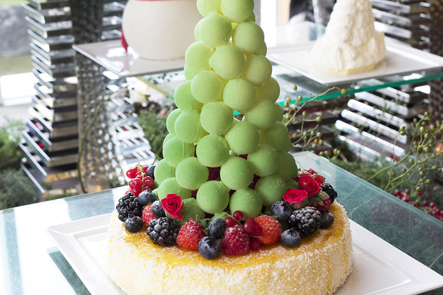 耶誕老人侵入“糖果屋”,還有巨大雪人。Palace Hotel的耶誕蛋糕今年也驚喜滿點!