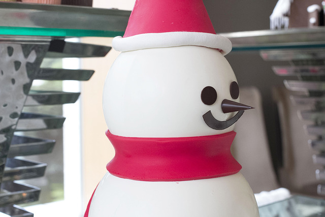 耶誕老人侵入“糖果屋”,還有巨大雪人。Palace Hotel的耶誕蛋糕今年也驚喜滿點!