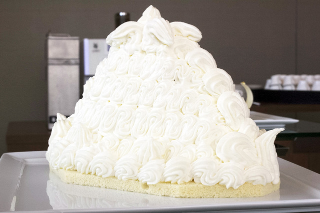 耶誕老人侵入“糖果屋”,還有巨大雪人。Palace Hotel的耶誕蛋糕今年也驚喜滿點!