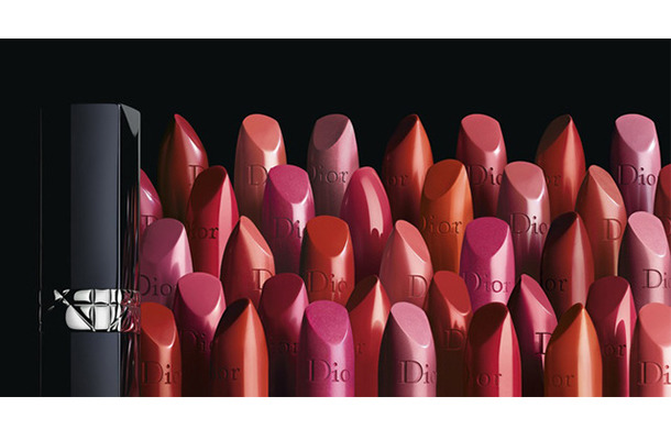 日本Dior為紀念新作「Rouge Dior」發售,提供免費的唇膏刻字服務!