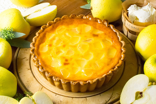 「榮黃雅蘋果與“Le gall”奶油起司的酥塔」(單片/含稅594日圓,整個/含稅5,076日圓)