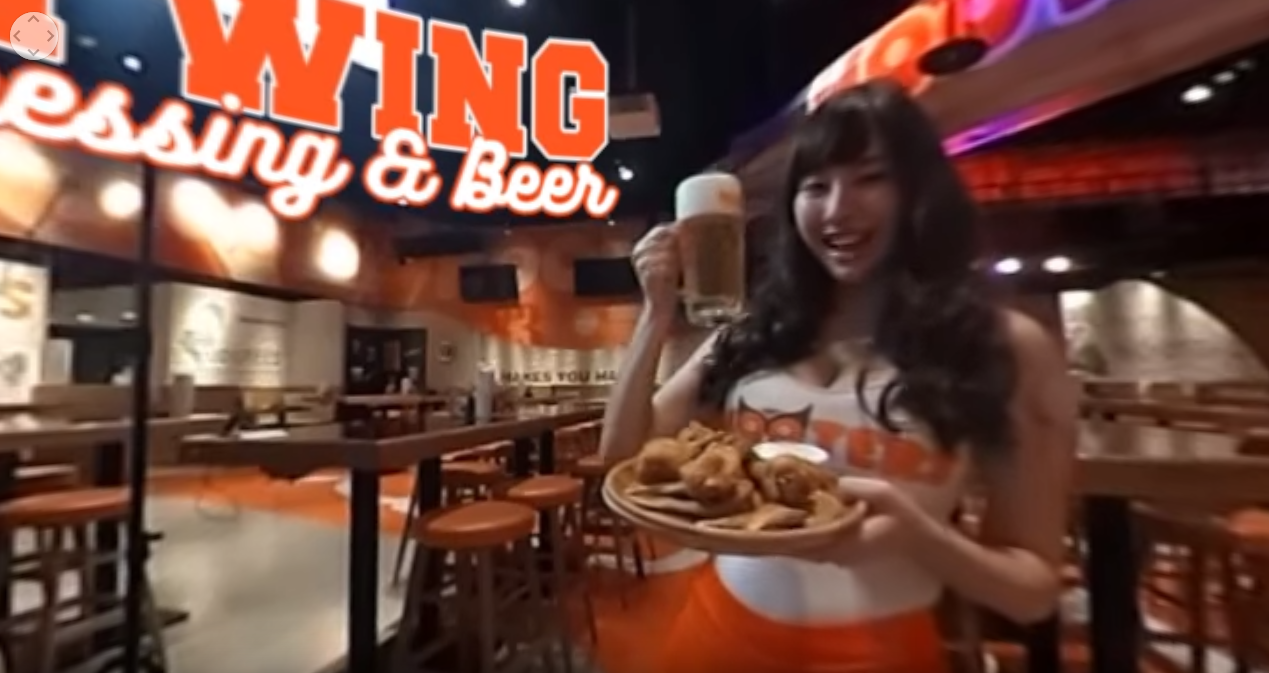 フーターズガールに囲まれる夢体験!HOOTERSで360°動画を撮影してみた【フード・グッズ編】