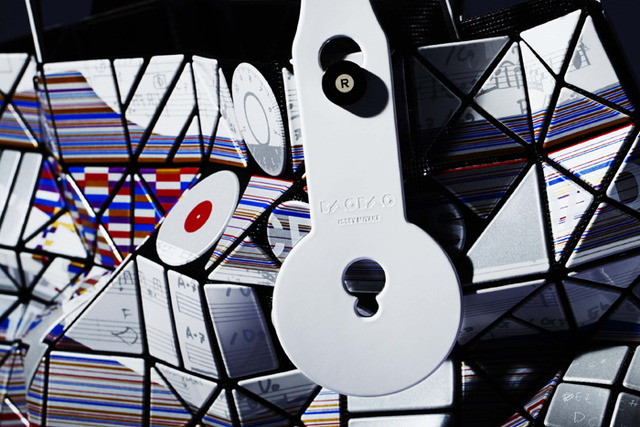 靈感源自耳機之帶弧線的提把細節