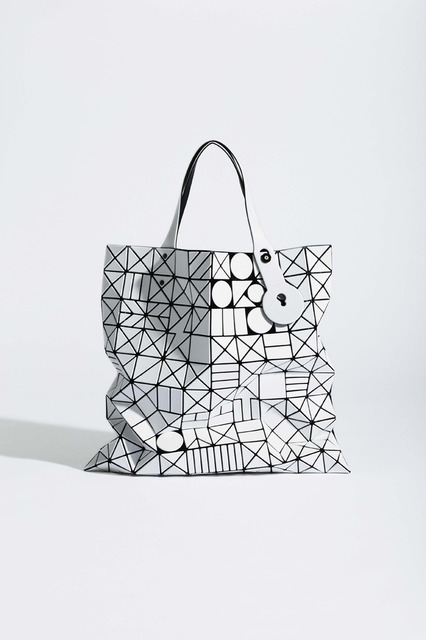 托特包／霧面白（8萬日圓）