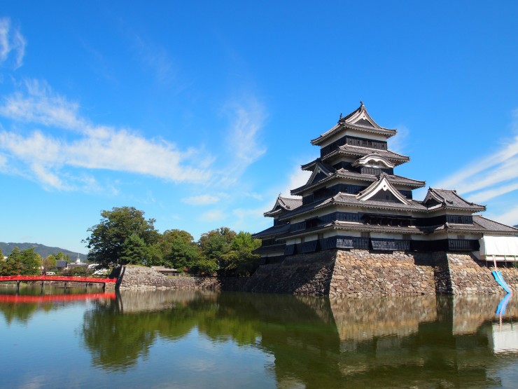 前往參觀松本城吧!穩重外觀、或是從天守眺望的風景皆是一絕!