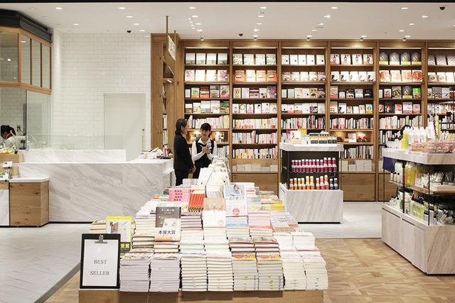 コスメ、雑貨、書籍の売り場