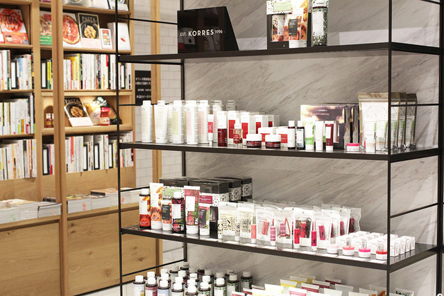 コスメ、雑貨、書籍の売り場