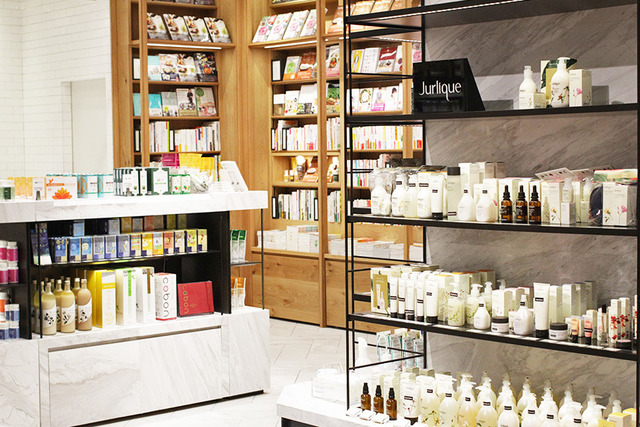 コスメ、雑貨、書籍の売り場