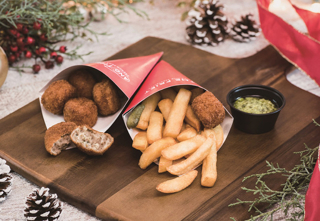 アンド・ザ・フリット(AND THE FRIET)のお肉とクリームが入った「ビターバレ」(税込550円)や、「ビターバレ」とフレンチフライをセットにした「ハッピーホリデーフリット」(税込600円)