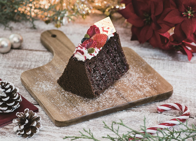 ラストシフォン(LAST CHIFFON)による甘すぎないチョコトーストに苺やブルーベリー、ピスタチオを散りばめた「クリスマスシフォントースト」(税込594円)