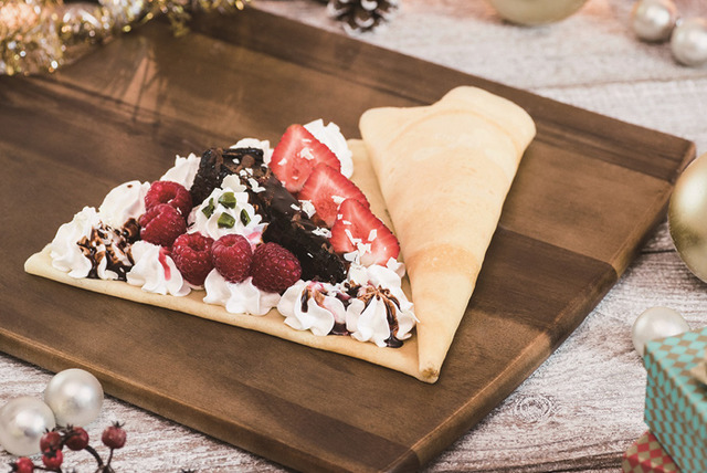 カフェクレープ(CAFE CREPE)はチョコレートケーキと苺、フランボワーズを使ったクレープ「ノエルショコラ」(税込640円)