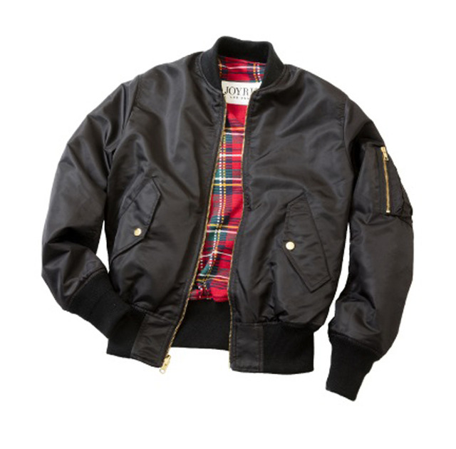 ジョイリッチ(JOYRICH)のは背中に可愛らしい熊がプリントされた「MA-1 ジャケット」(税込4万3,200円)