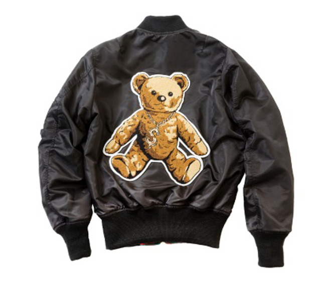 ジョイリッチ(JOYRICH)のは背中に可愛らしい熊がプリントされた「MA-1 ジャケット」(税込4万3,200円)