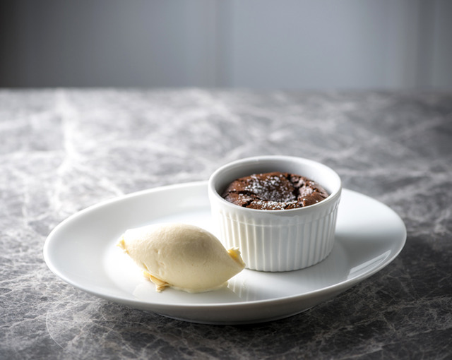 bar a vin PARTAGER 的「熔岩巧克力蛋糕 佐香草冰淇淋」(含稅972日圓)