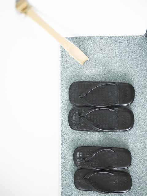 館内のアメニティにも拘り、室内履きには松山市・大和所谷のオーダーメイドの革草履を採用