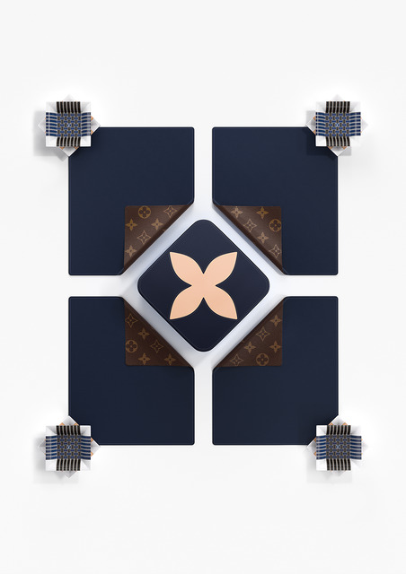 滑鼠墊 Ces Hommes Gaston 11萬6,000日圓,置物盒 Boite Clarence GM 7萬5,000日圓(中央),煙灰缸 Cendrier Marcel PM 3萬9,000日圓