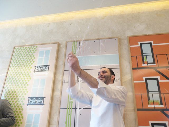 將「Zero Gravity Cake」弄破