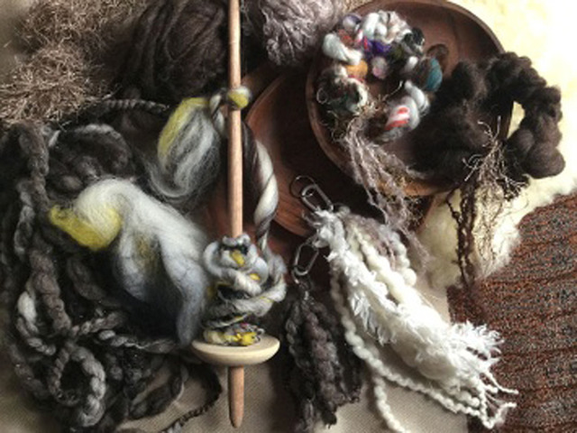 使用手紡紗進行飾品製作&道地的紡紗工作坊