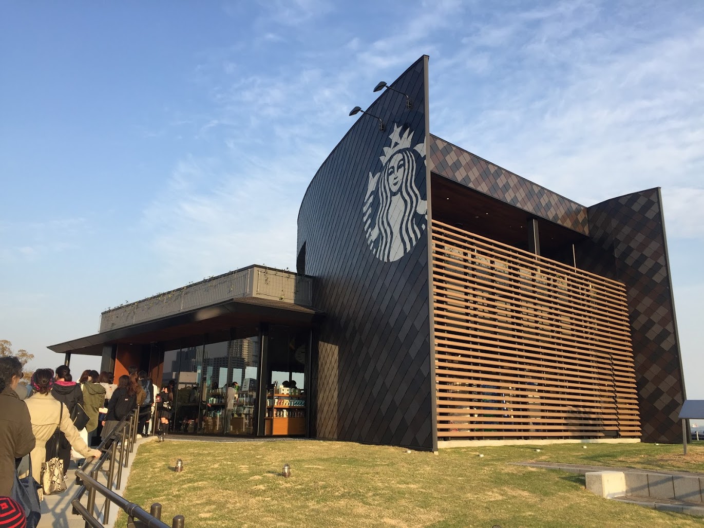 【KAZUHARINNU日本旅遊介紹】宛如巡航般!?能遠眺神戶港,西日本最大間星巴克開幕!