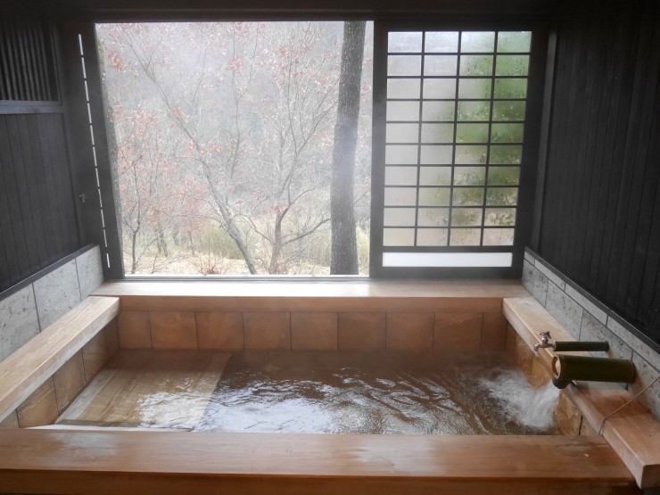 熊本阿蘇「涌蓋溫泉鄉」可以租用露天個室,享受「橡木之湯」