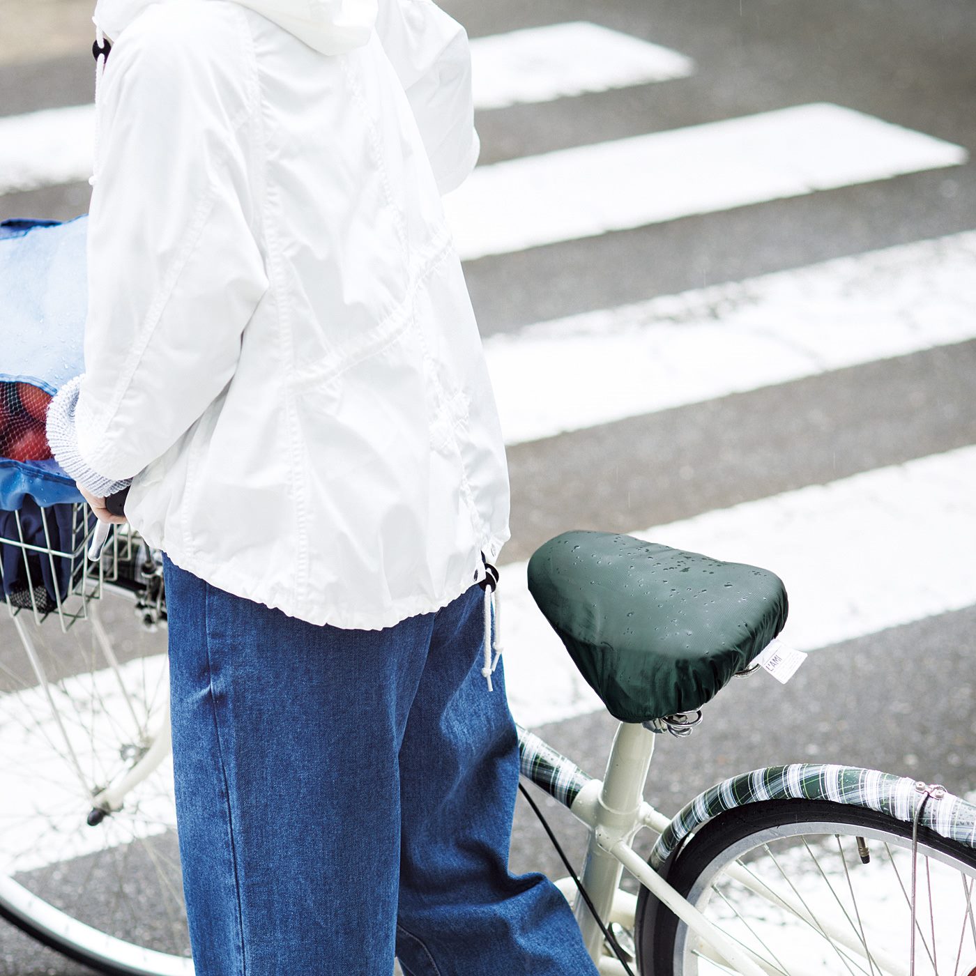 日本自行車族雨天的時髦打扮!從雨衣、置物籃到坐墊,應有盡有!