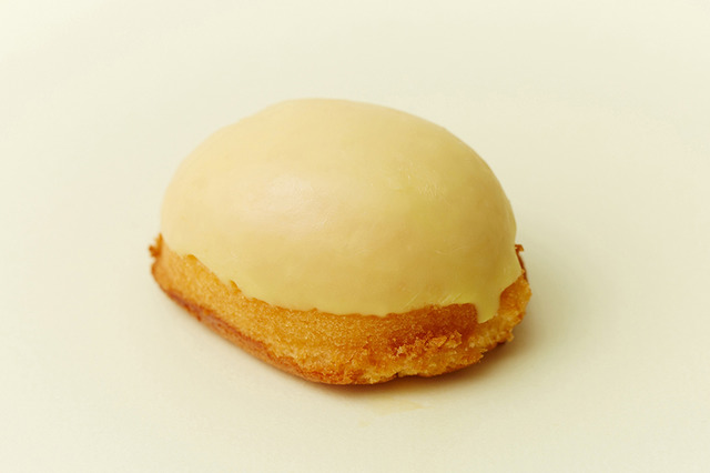 毫不手軟大量使用了岩城島的檸檬所製成的帶酸味海綿蛋糕體與白巧克力，那剛剛好的比例，滋味絕妙