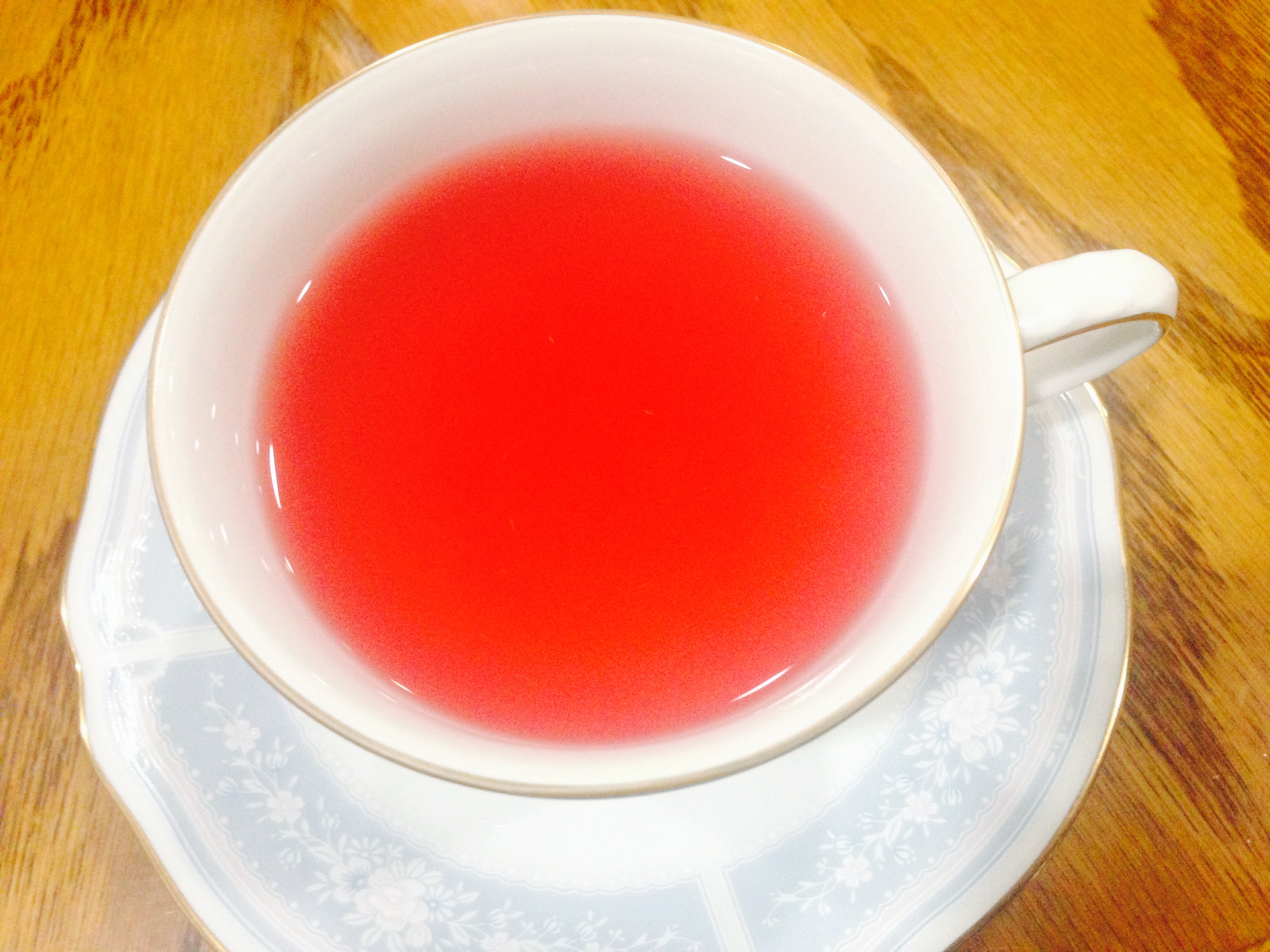 TEAPOND 的「Blue Marrow」茶湯裡擠上檸檬汁後便從藍紫色轉變成粉紅色