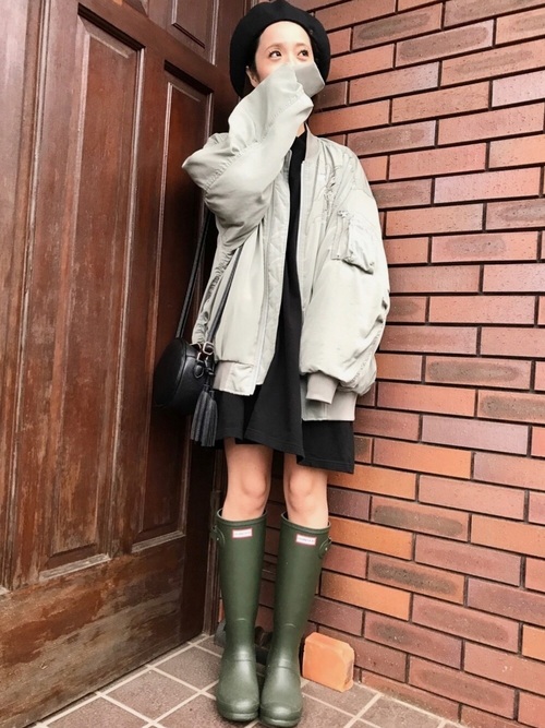 下雨天也想要開心出門!可愛時尚的冬季日系「雨天穿搭」15選!