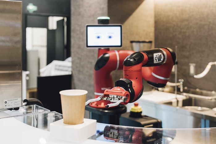 奇怪的咖啡廳-機器人泡咖啡