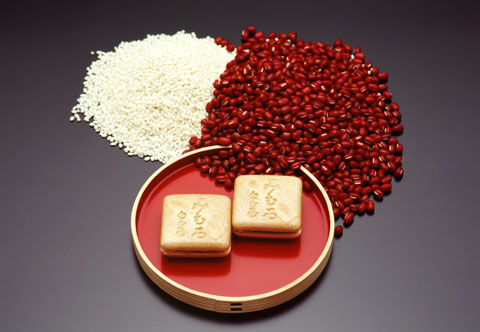 白玉屋榮壽的「MIMURO」，是使用糯米製香脆外皮包裹著大納言紅豆泥的最中和菓子