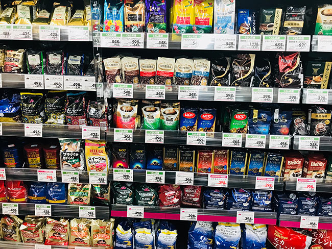 日本超市架上的各種咖啡產品