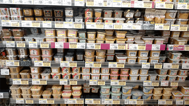 日本超市架上的各種味噌