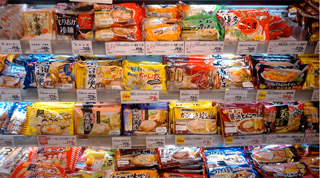 日本超市架上的各種拉麵冷藏調理包