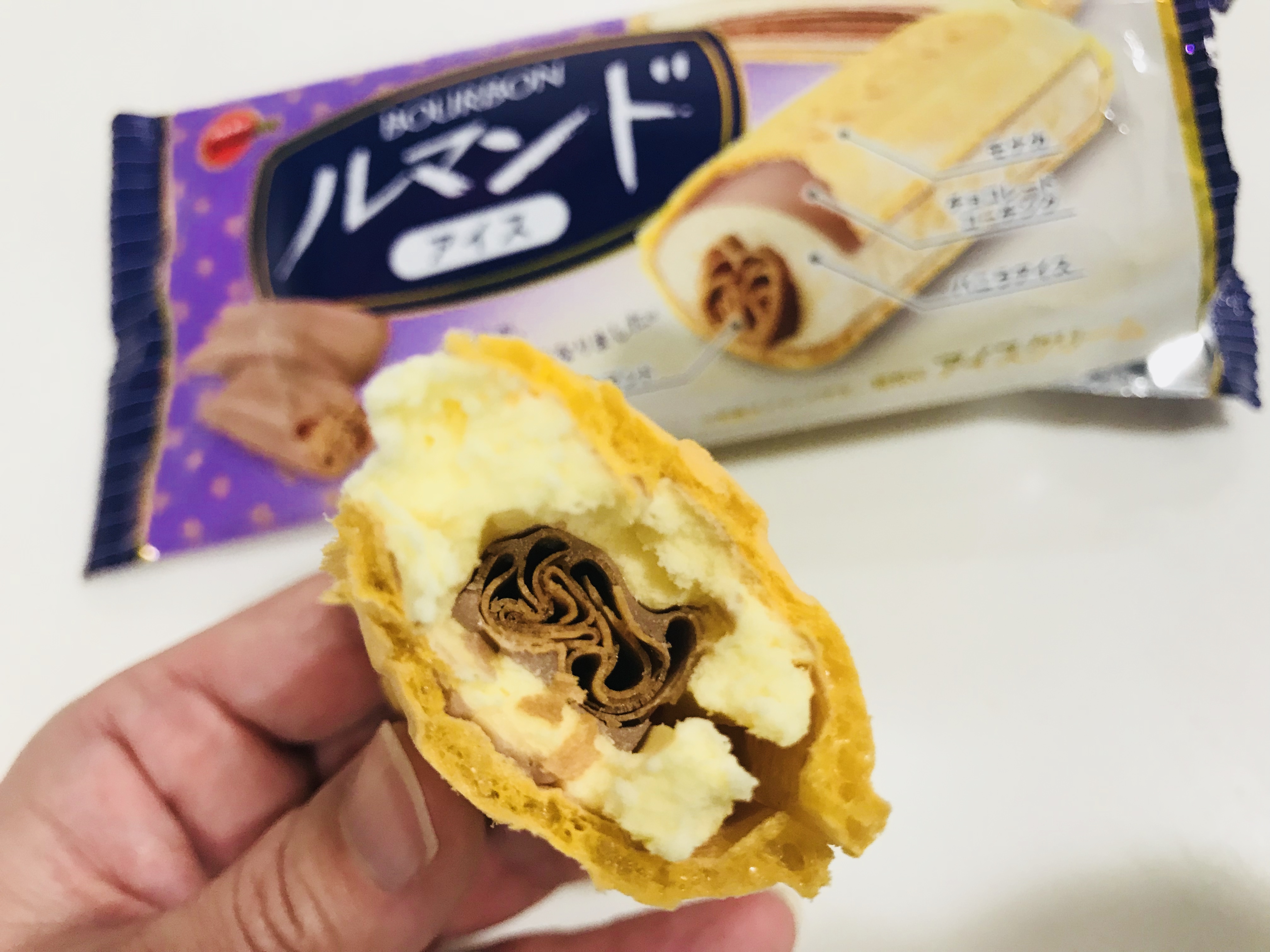 BOURBON「ルマンド」( Lumonde)巧克力千層酥餅的夾心冰淇淋試吃報告來囉!