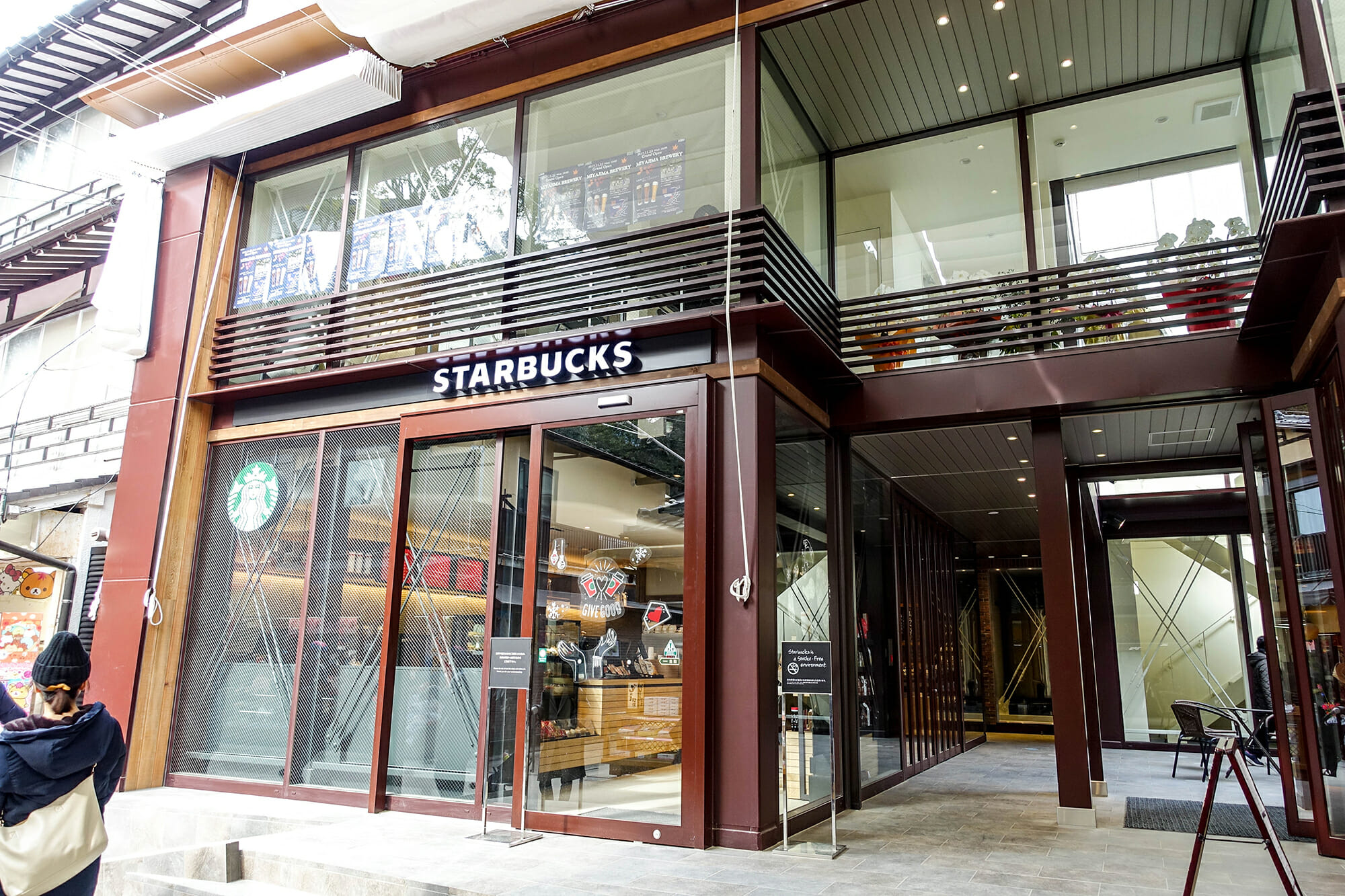坐船才能到的日本星巴克嚴島表參道店,悠閒看海的最佳去處