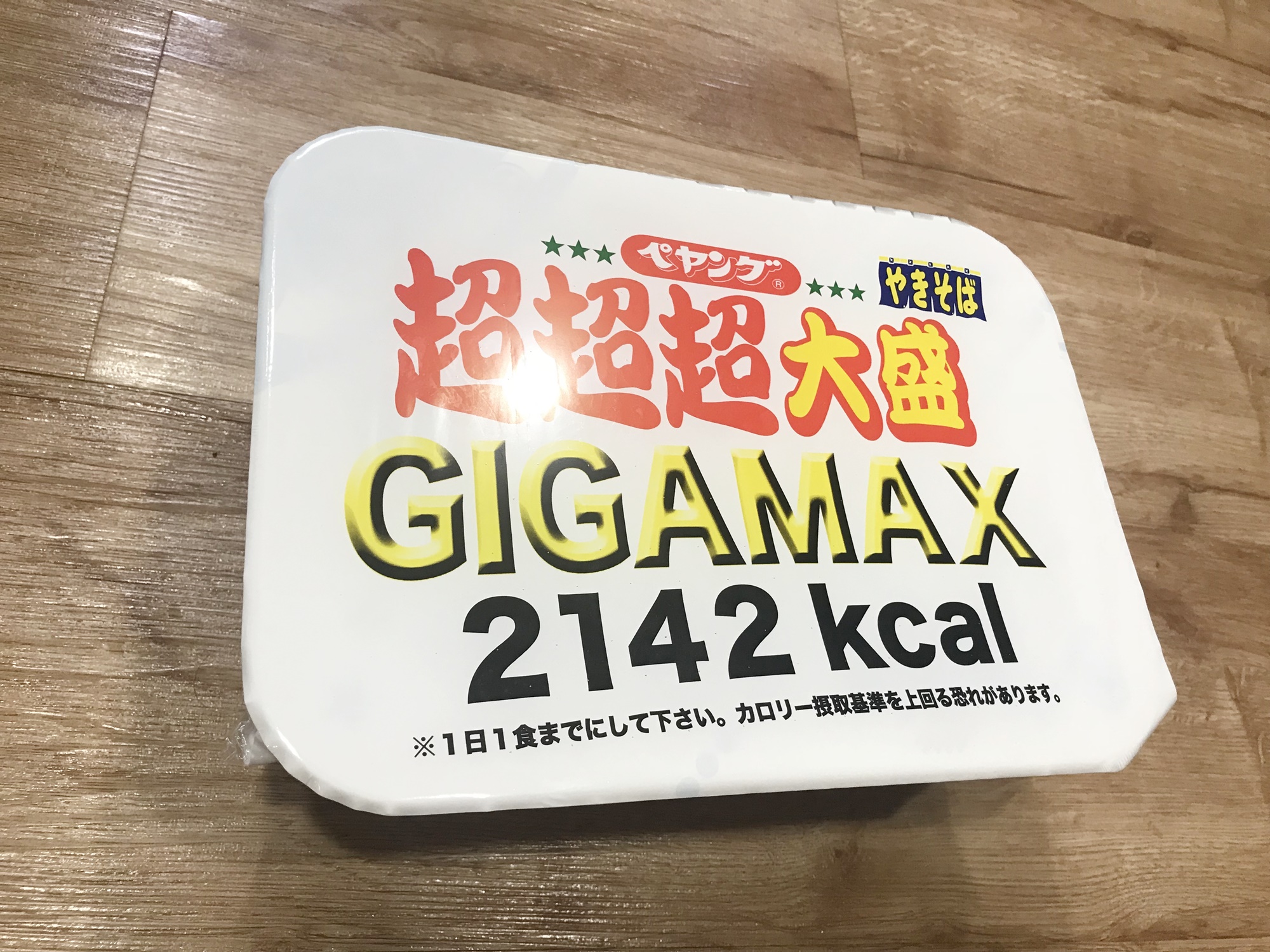 日本人氣泡麵新花招!「超超超大盛GIGAMAX」驚人的超級尺寸熱量超標啦!