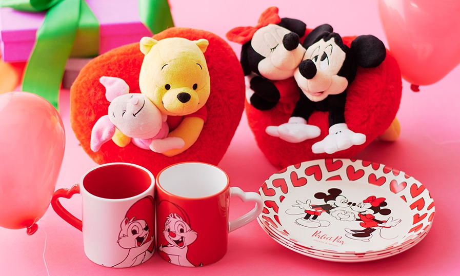 2019日本迪士尼商店情人節新商品登場,維尼愛心抱枕超可愛趕快搶購!