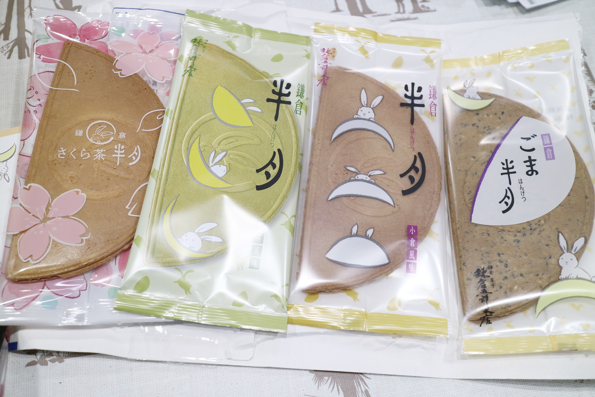 日本必買伴手禮介紹 鎌倉 半月 人氣薄餅夾心推出了櫻花期間限定口味 Japaholic