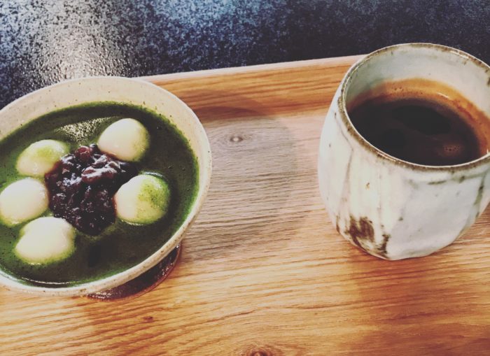禪寺咖啡廳餐點:抹茶與熱咖啡