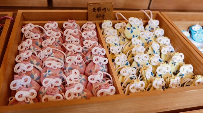 川越冰川神社_期間限定風車御守_粉色與黃色