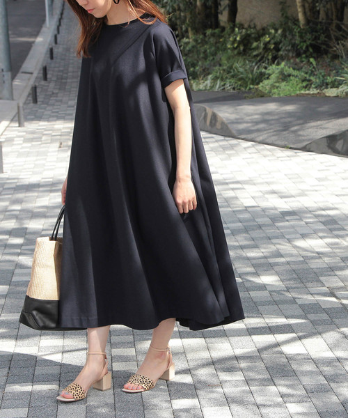 平紋布材質連身裙搭配一字帶涼鞋