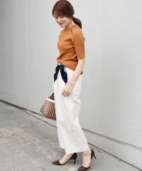 橘色針織衫+白色寬版褲