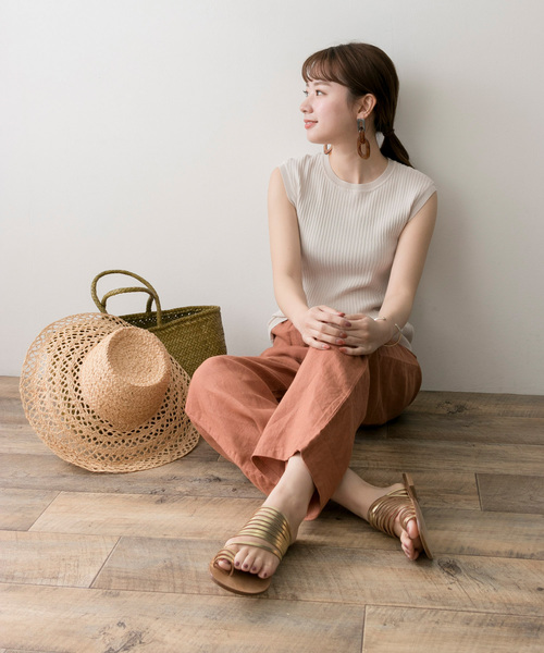 淡米色無袖羅紋針織衫+橘色自然風寬版褲